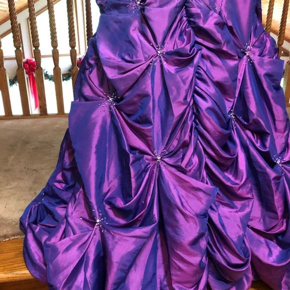 Maggie Sottero purple with crystal accents laces for fugue flattery Prom size 6 - Picture 3 of 8